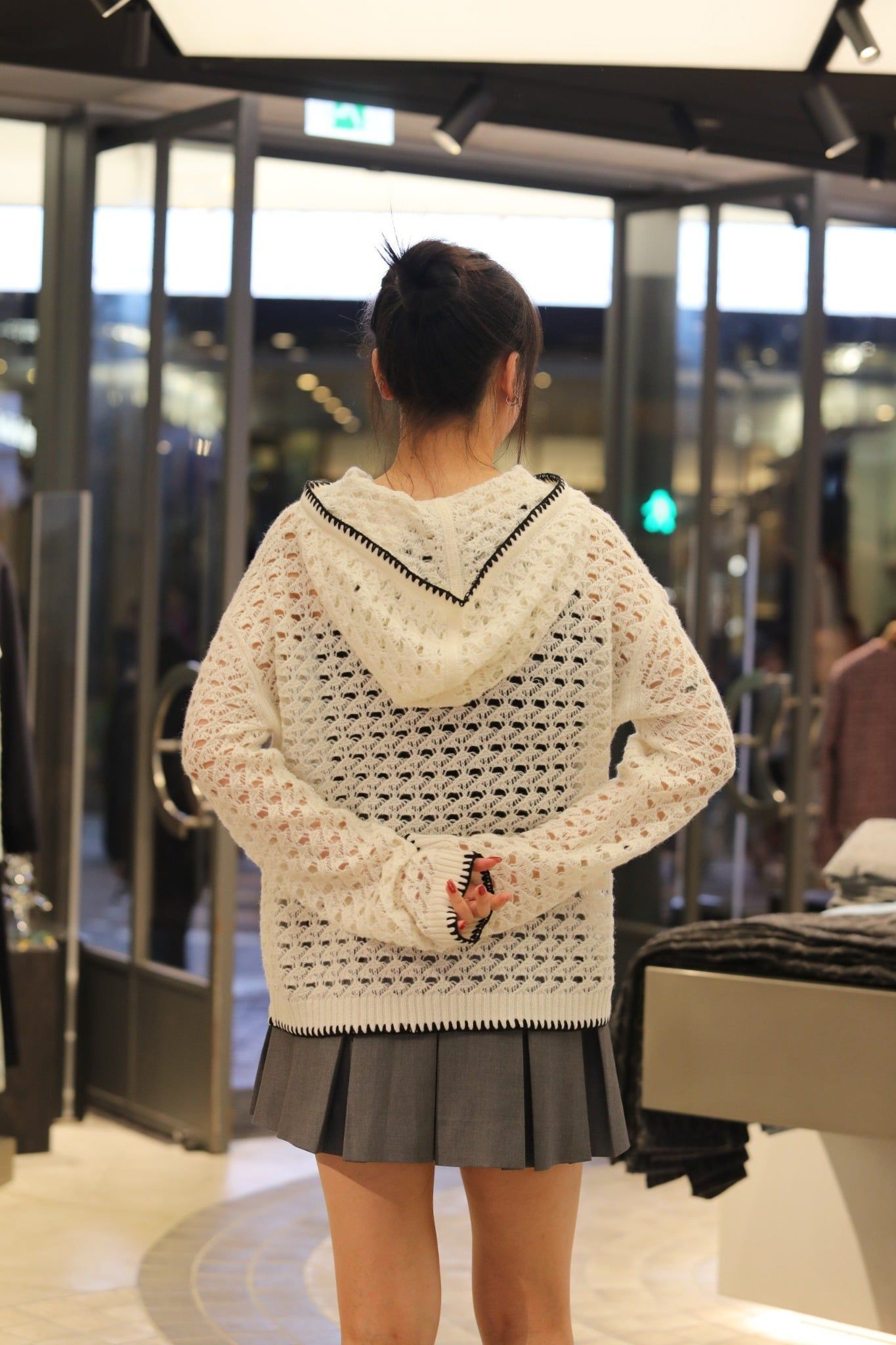  1.Áo len trắng lưới có mũ, viền đen 