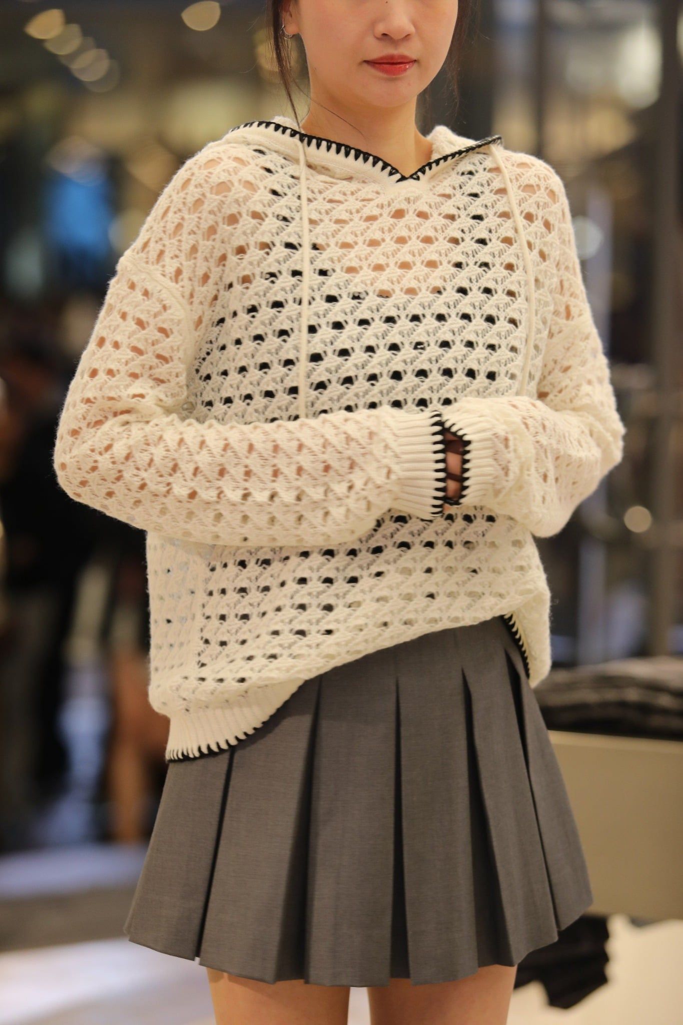  1.Áo len trắng lưới có mũ, viền đen 