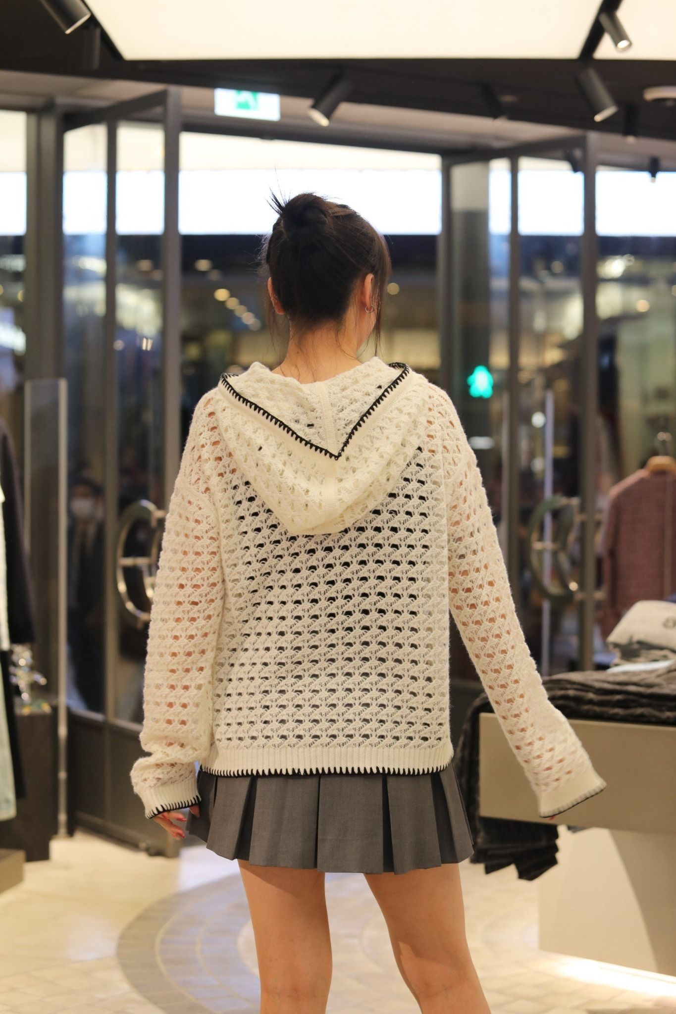  1.Áo len trắng lưới có mũ, viền đen 