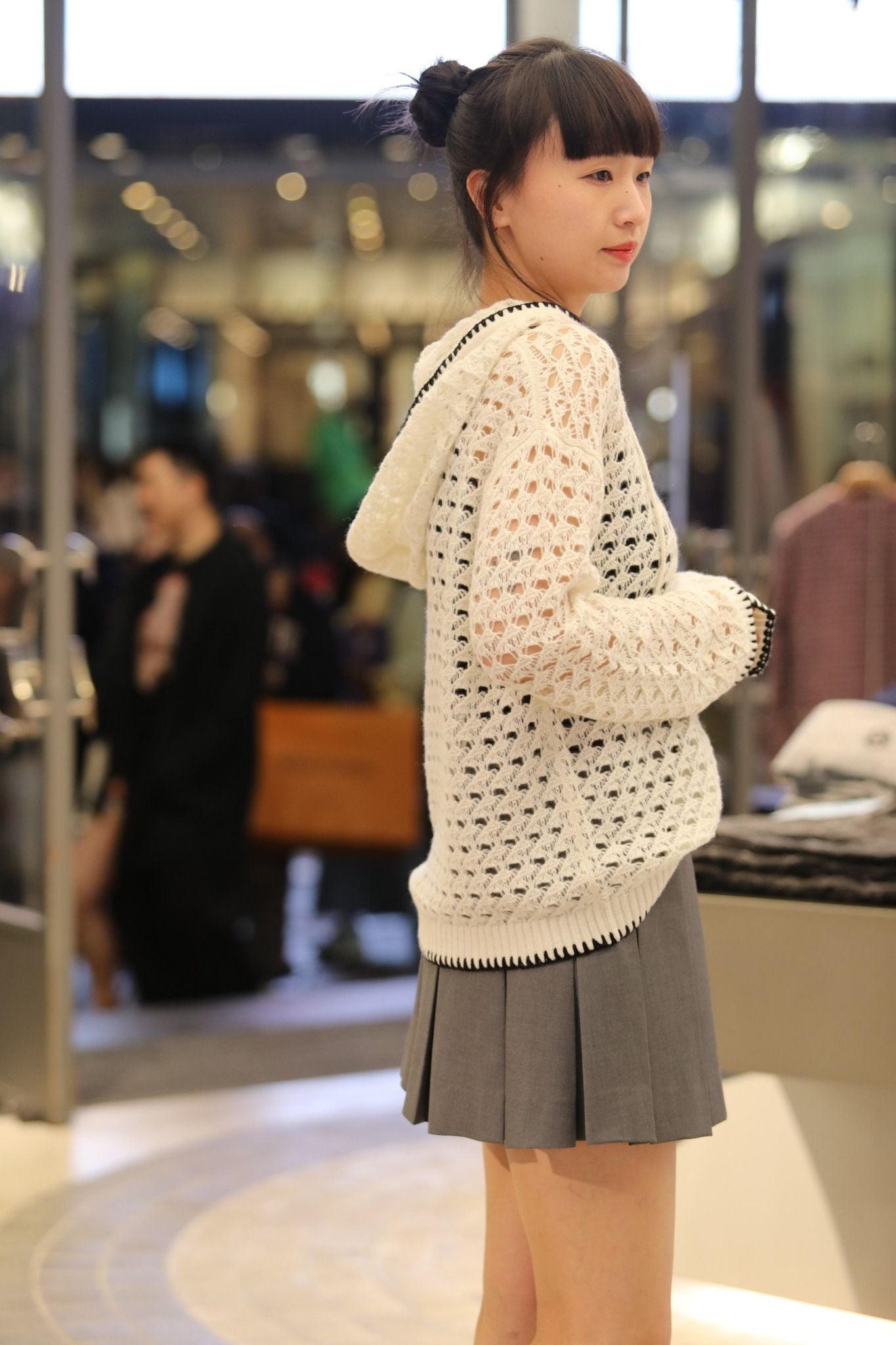  1.Áo len trắng lưới có mũ, viền đen 