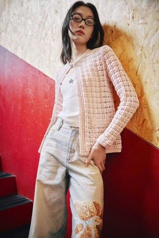  1.Áo CDG lưới hồng, cài khuya 