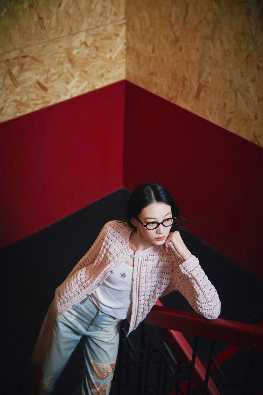  Áo CDG lưới hồng, cài khuya 