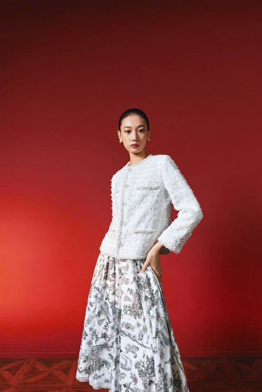  1.Chân váy trắng dài họa tiết phong cảnh 