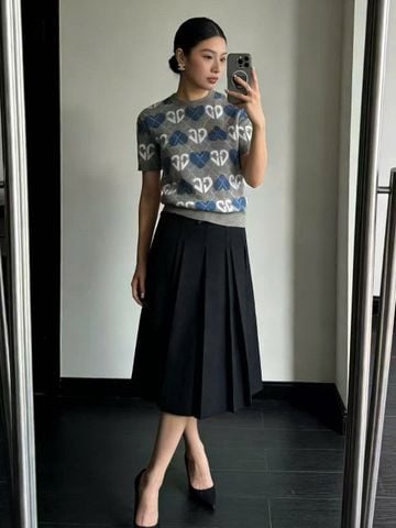  1.Áo len xám, logo tim trắng xanh 