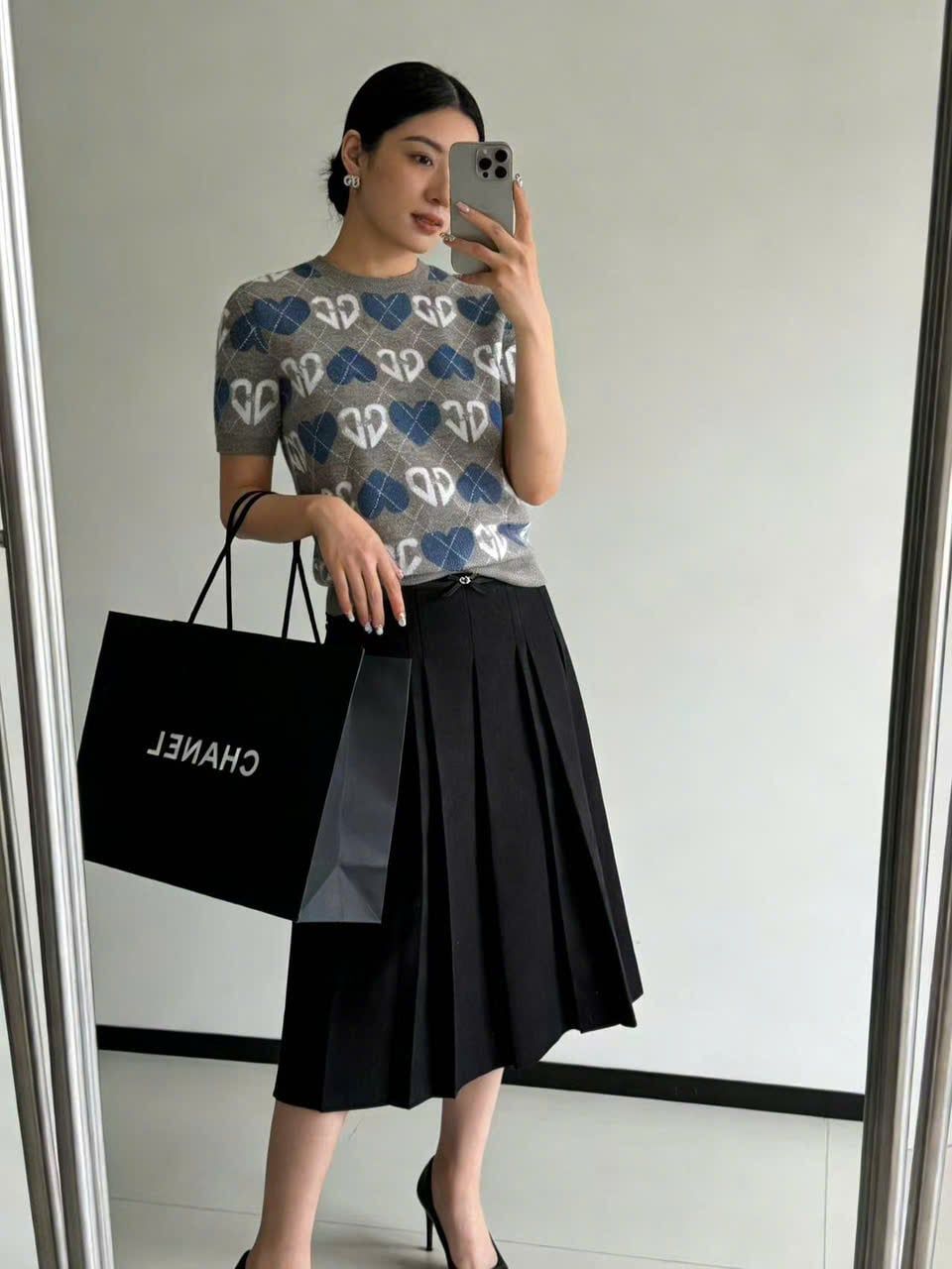  1.Áo len xám, logo tim trắng xanh 