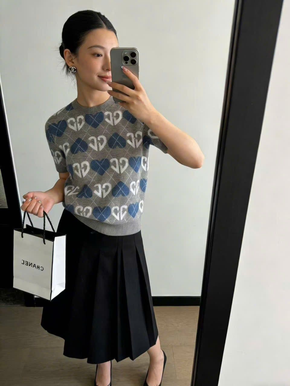  1.Áo len xám, logo tim trắng xanh 