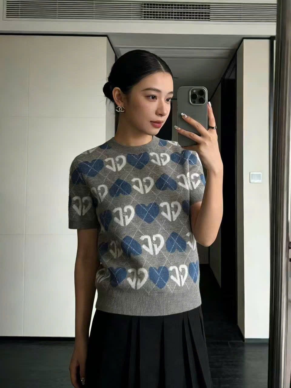  1.Áo len xám, logo tim trắng xanh 