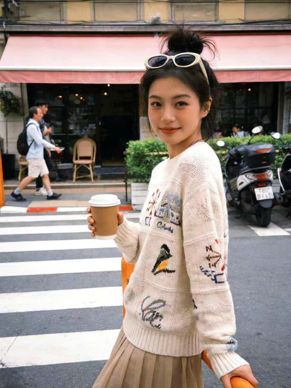  1.Áo len trắng, nhiều họa tiết màu sắc 