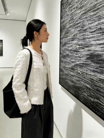  1.Áo tweed trắng viền đính ngọc 