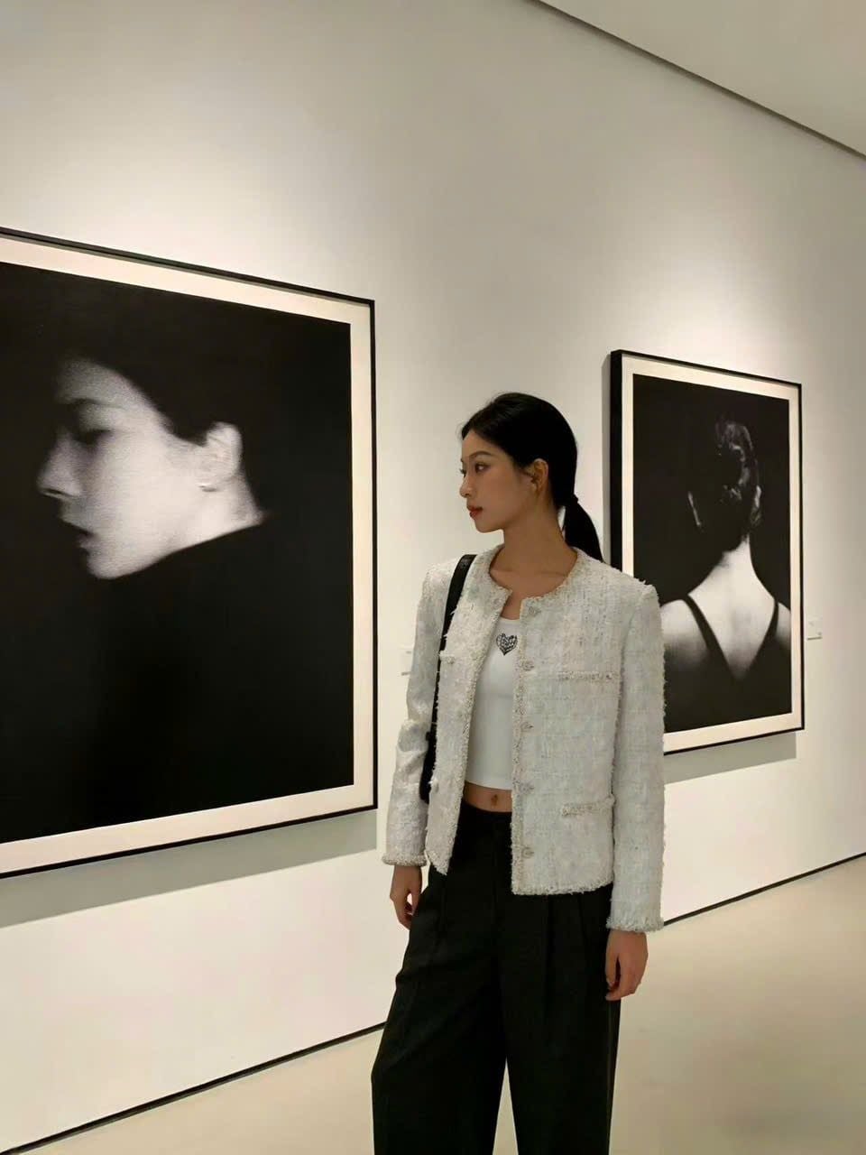  1.Áo tweed trắng viền đính ngọc 