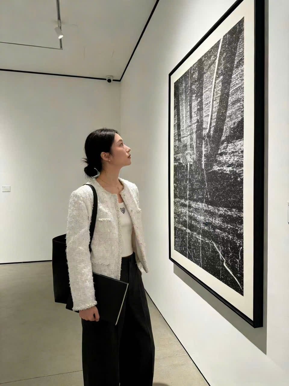  1.Áo tweed trắng viền đính ngọc 