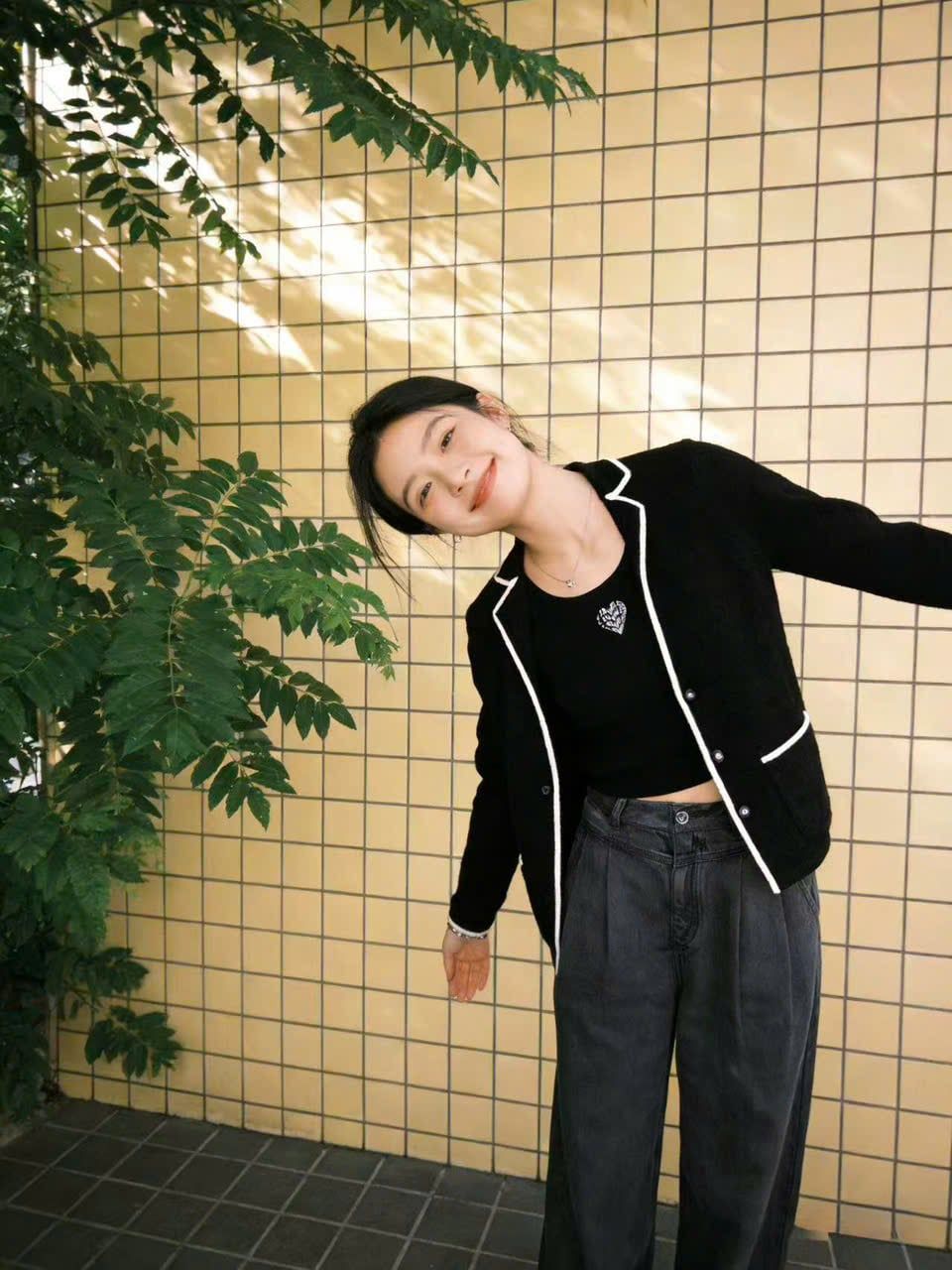  Áo CDG len đen cổ V viền trắng 