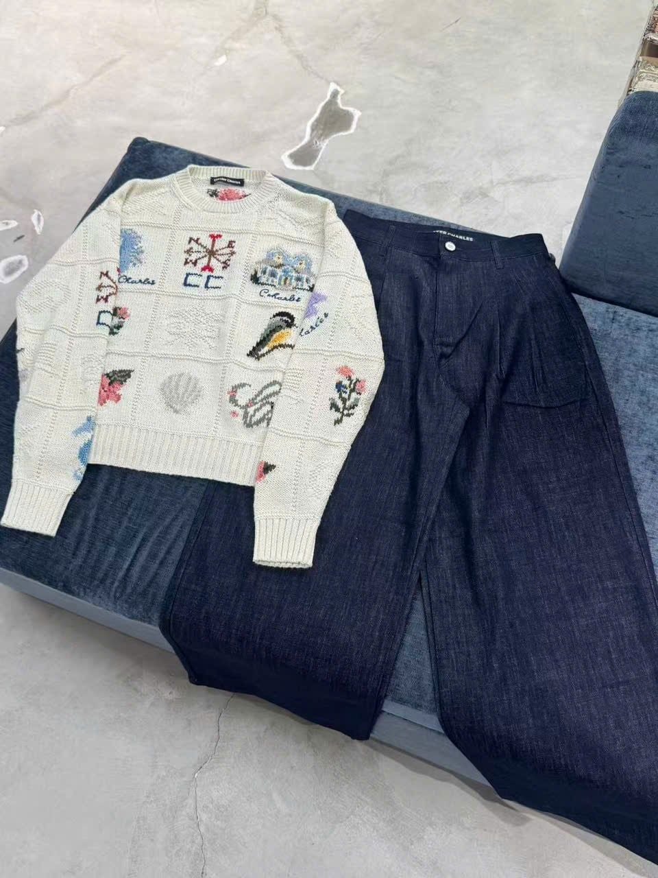  1.Áo len trắng, nhiều họa tiết màu sắc 