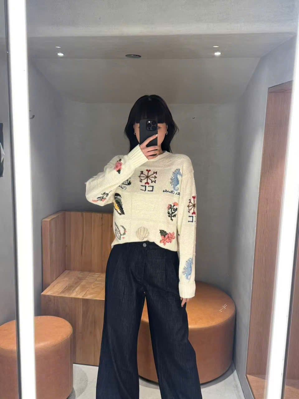  1.Áo len trắng, nhiều họa tiết màu sắc 