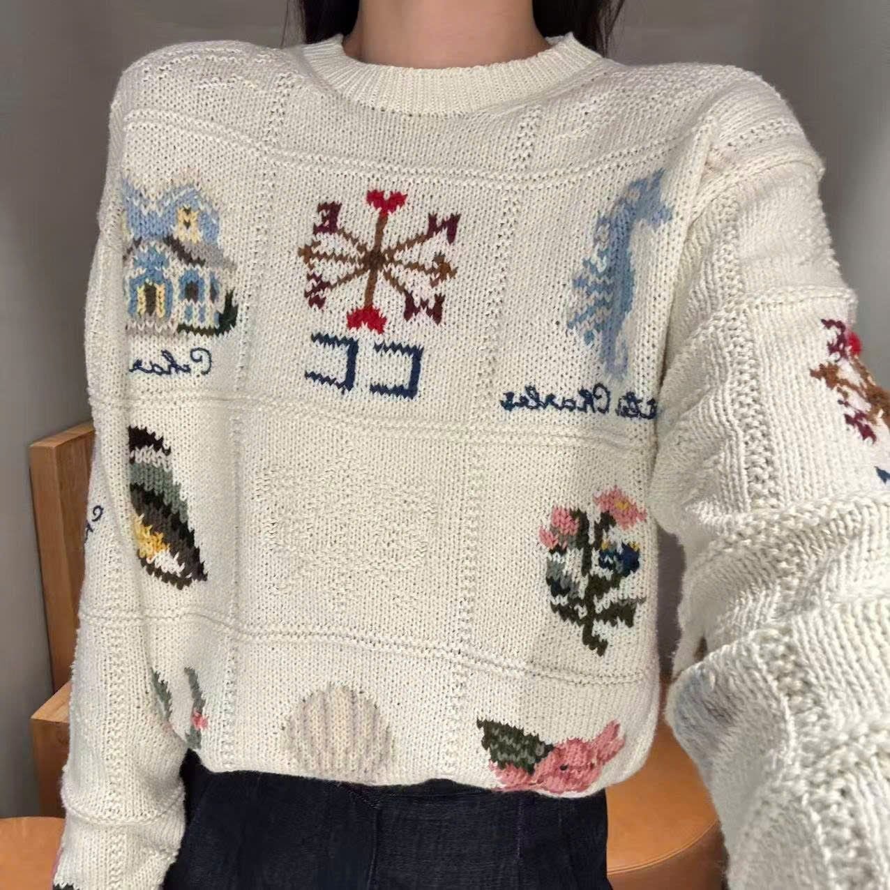  1.Áo len trắng, nhiều họa tiết màu sắc 