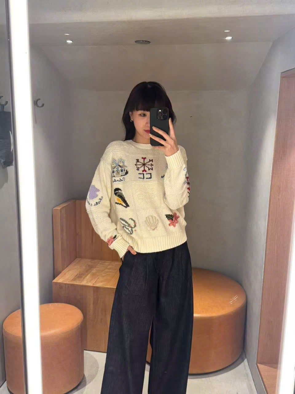  1.Áo len trắng, nhiều họa tiết màu sắc 