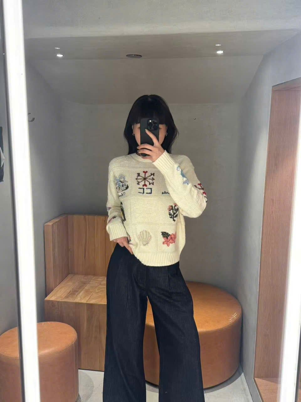 1.Áo len trắng, nhiều họa tiết màu sắc 
