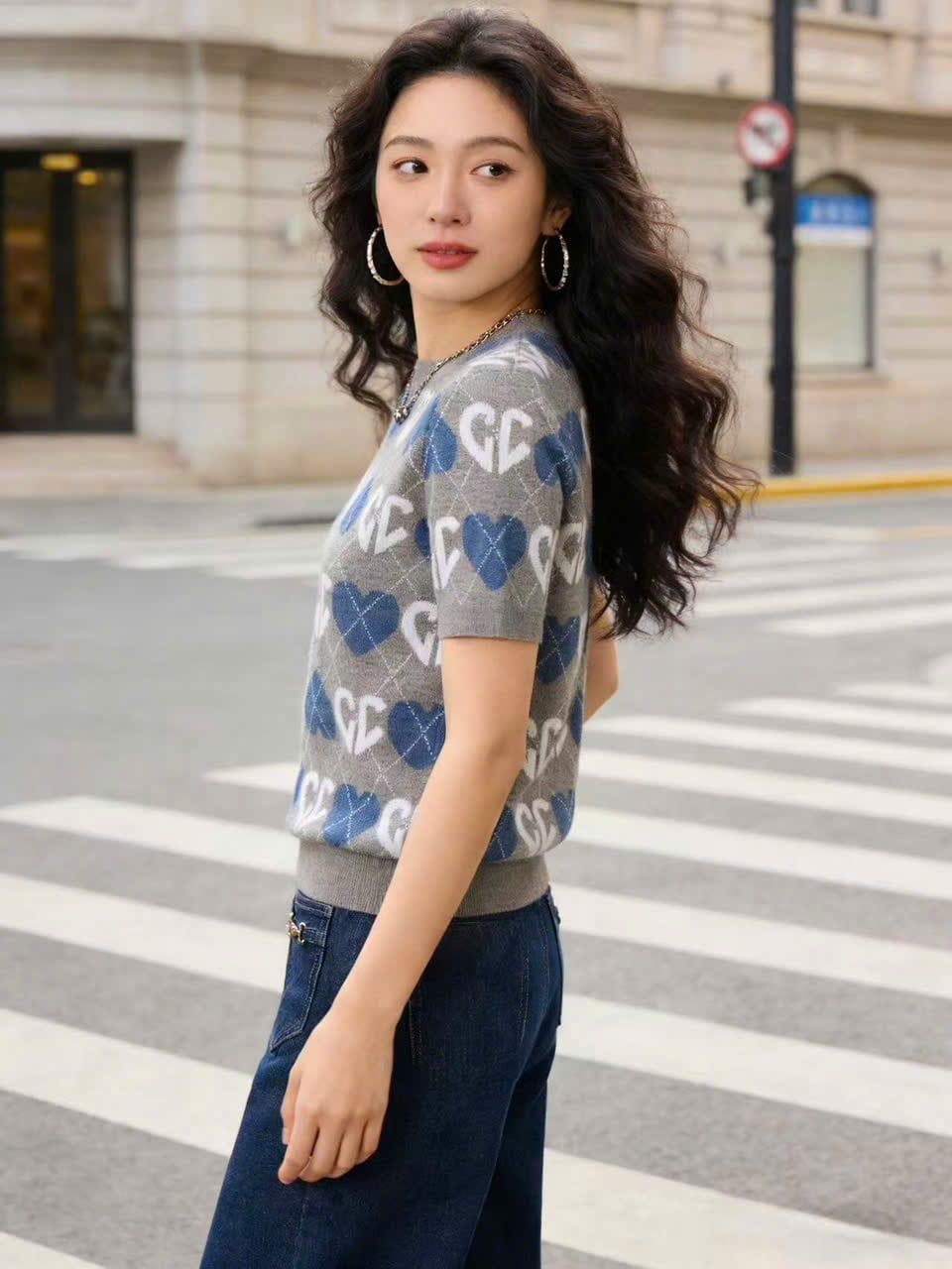  1.Áo len xám, logo tim trắng xanh 