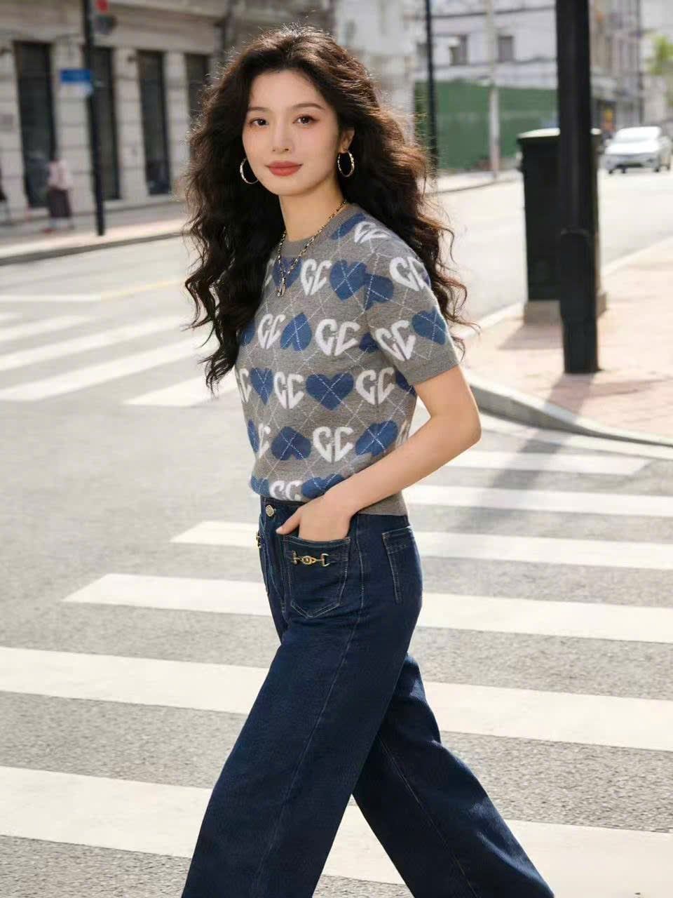  1.Áo len xám, logo tim trắng xanh 