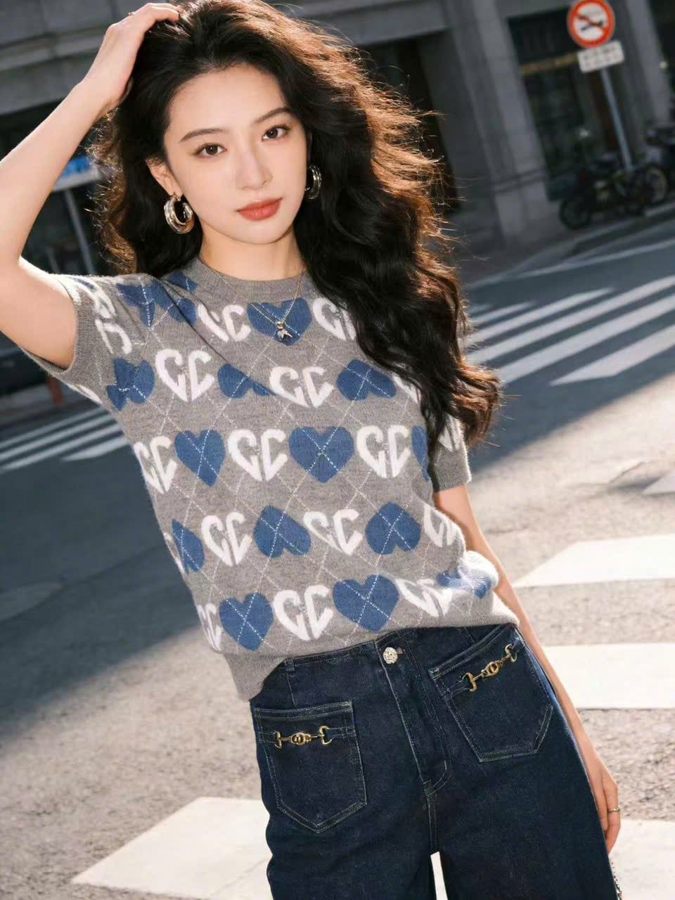  1.Áo len xám, logo tim trắng xanh 