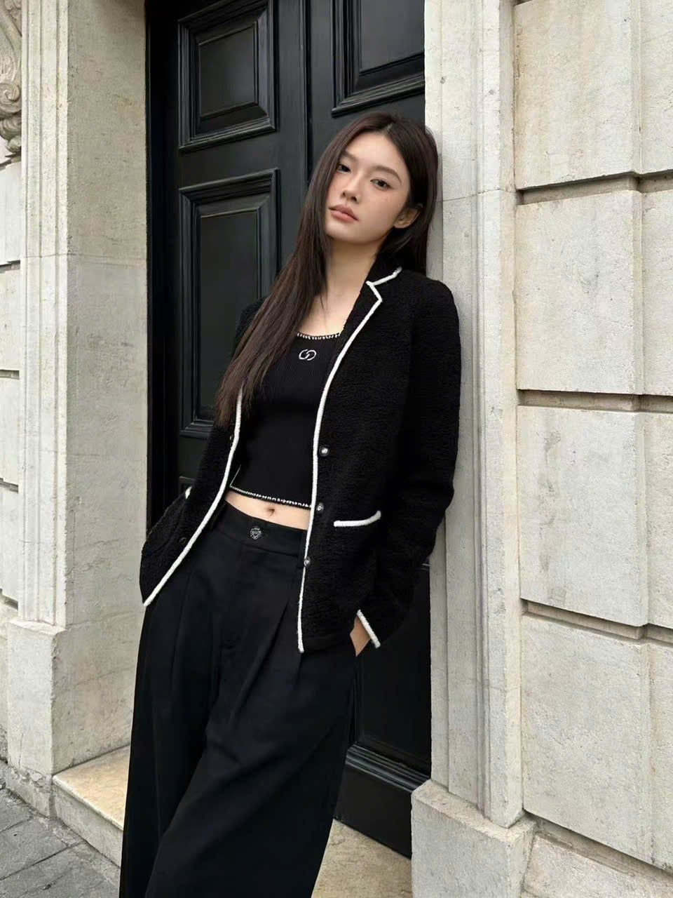  Áo CDG len đen cổ V viền trắng 