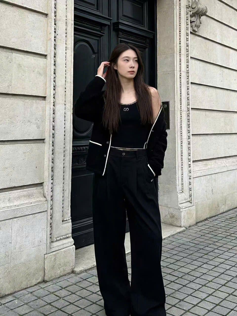  Áo CDG len đen cổ V viền trắng 