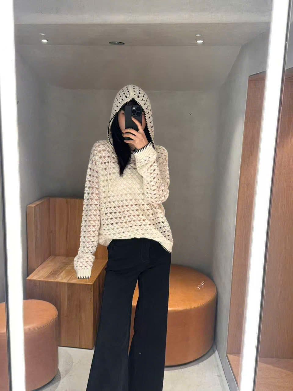  1.Áo len trắng lưới có mũ, viền đen 