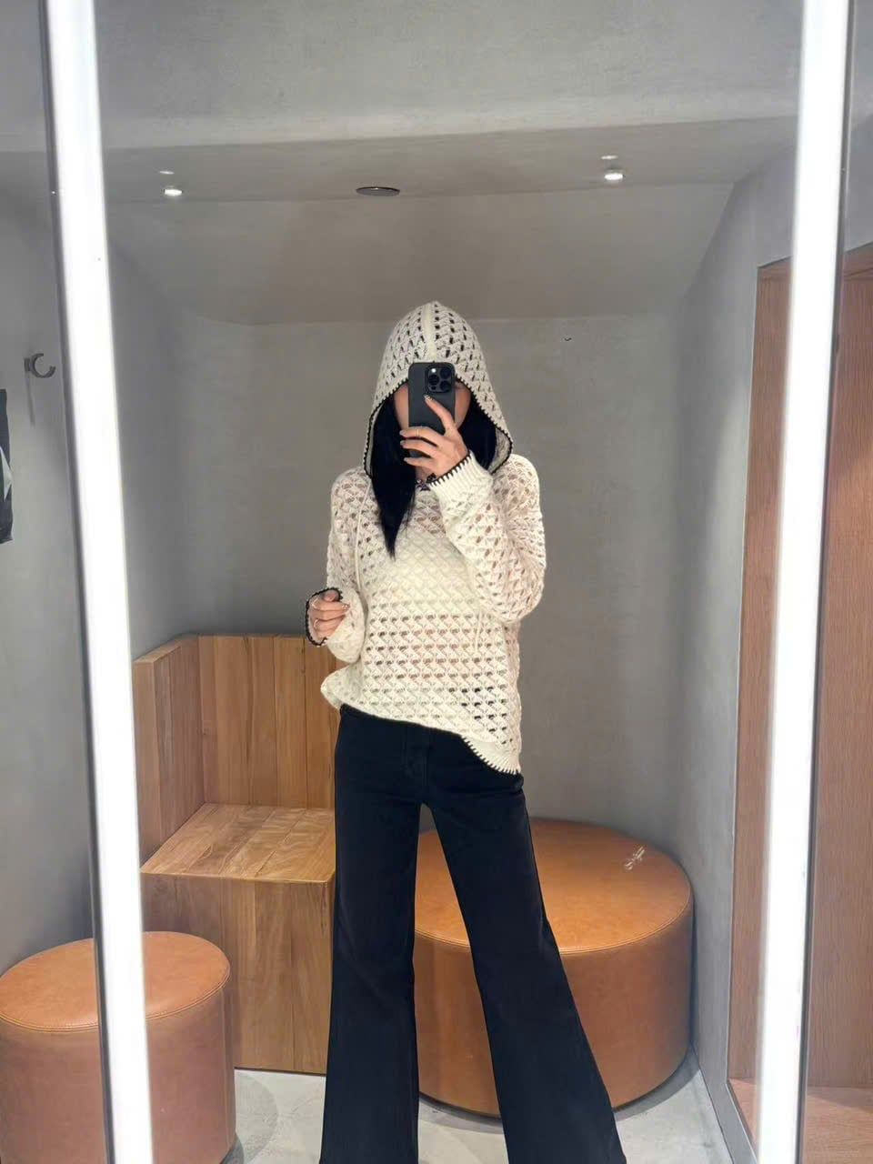  1.Áo len trắng lưới có mũ, viền đen 