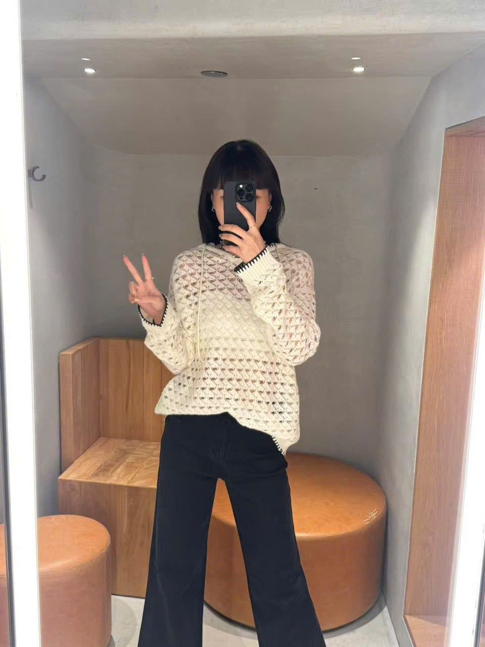  1.Áo len trắng lưới có mũ, viền đen 