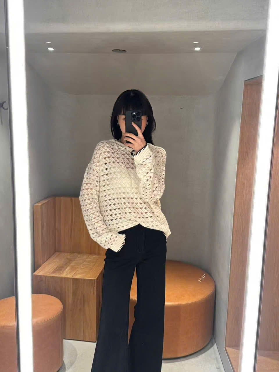  1.Áo len trắng lưới có mũ, viền đen 