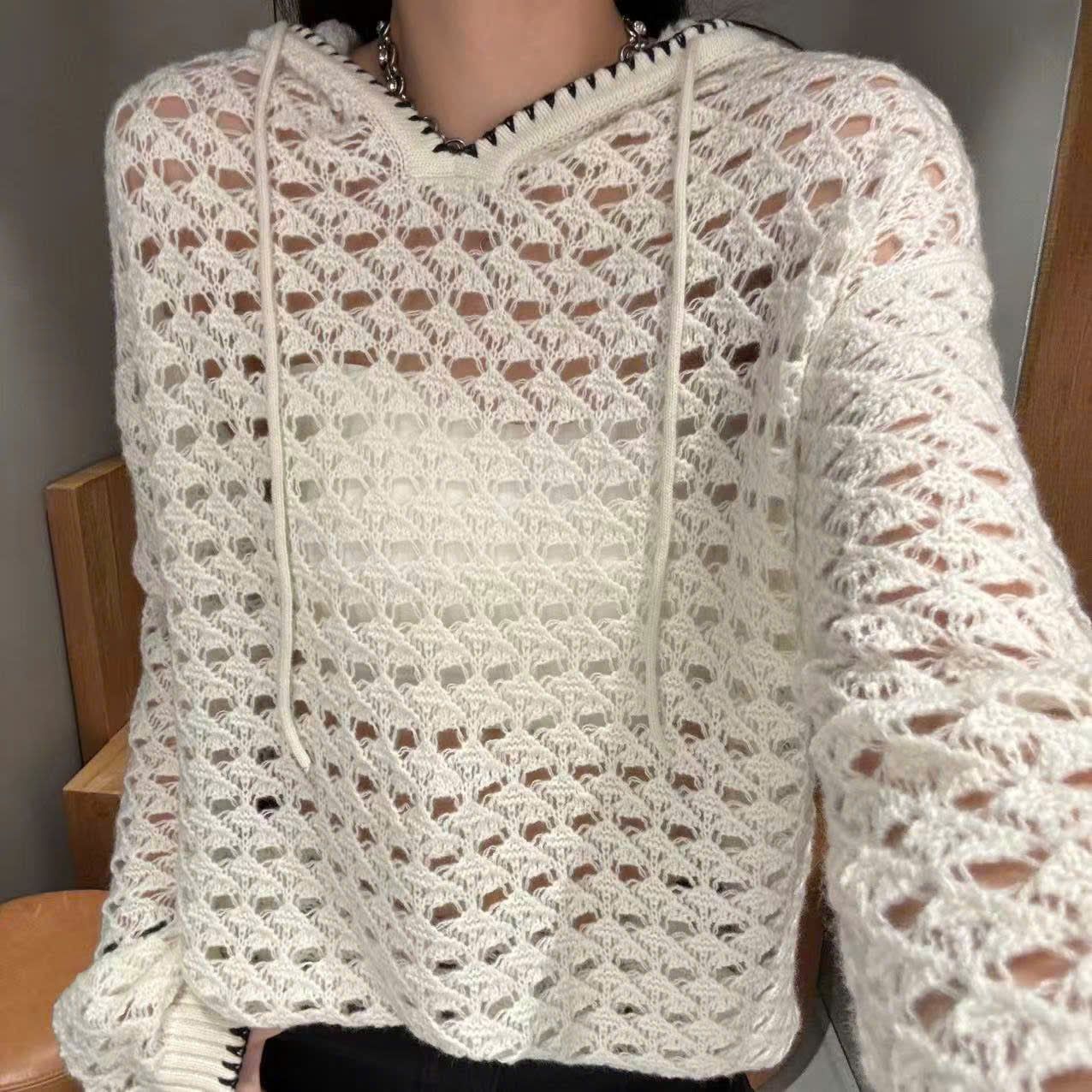  1.Áo len trắng lưới có mũ, viền đen 