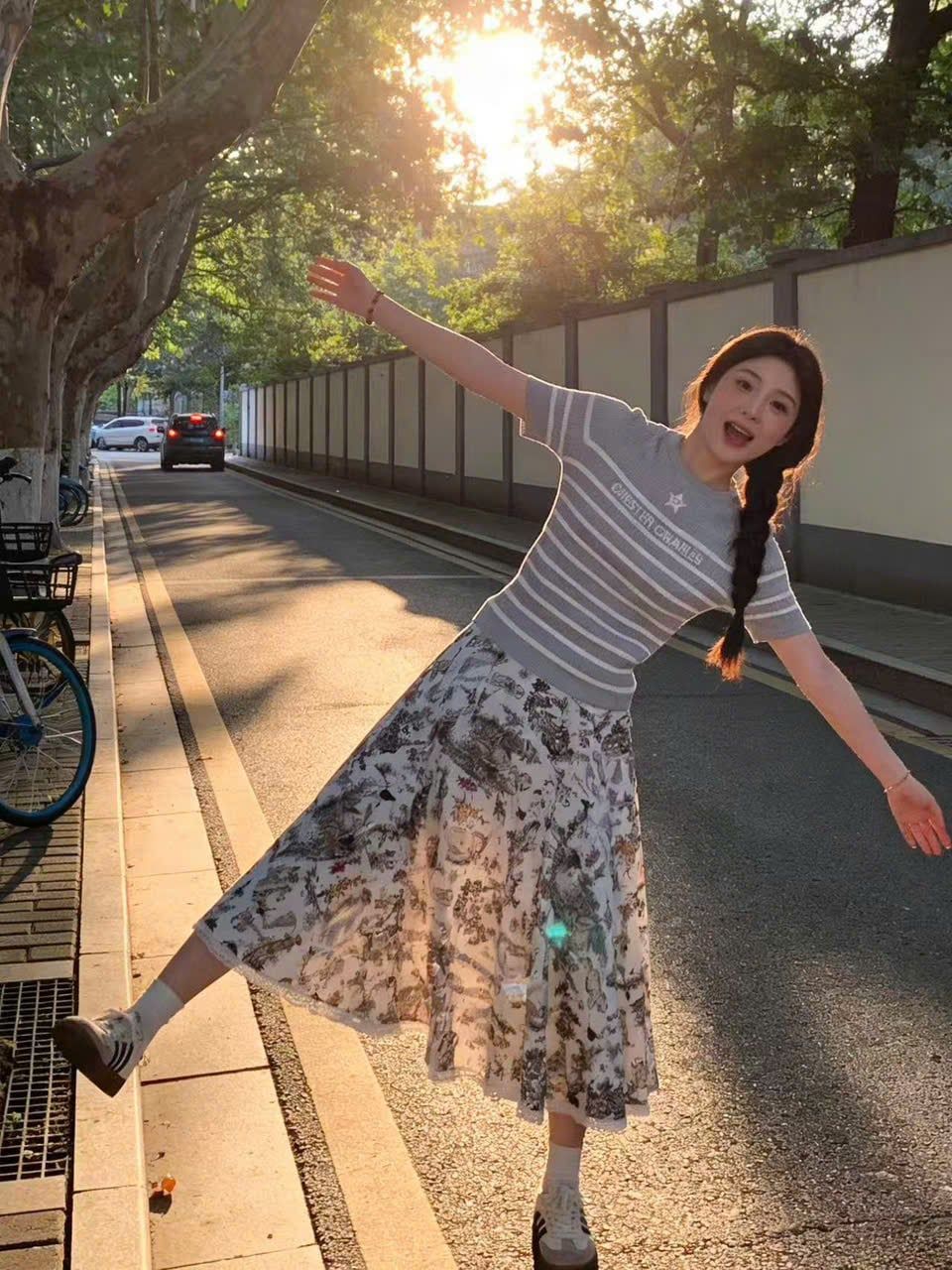  1.Chân váy trắng dài họa tiết phong cảnh 