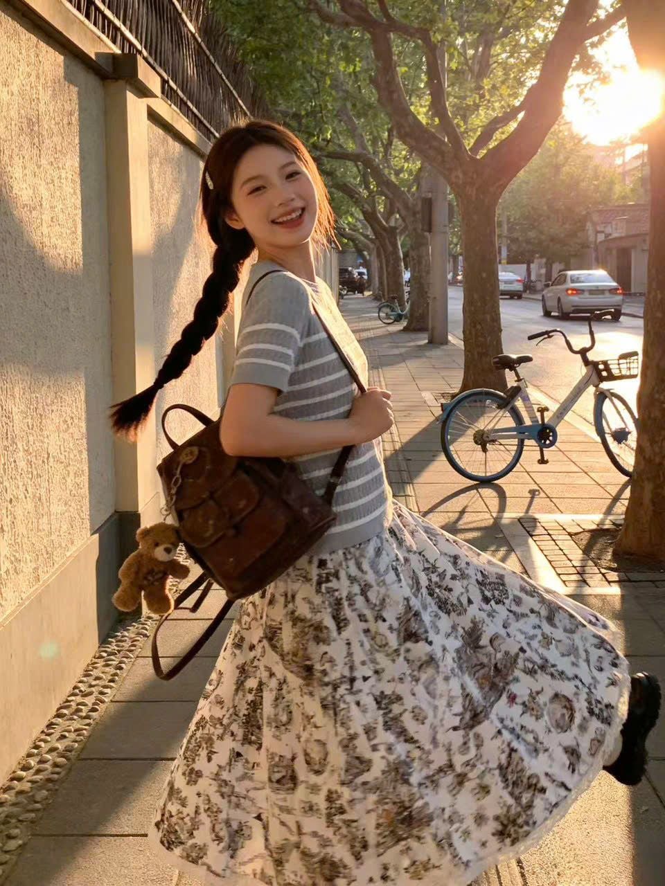  1.Chân váy trắng dài họa tiết phong cảnh 