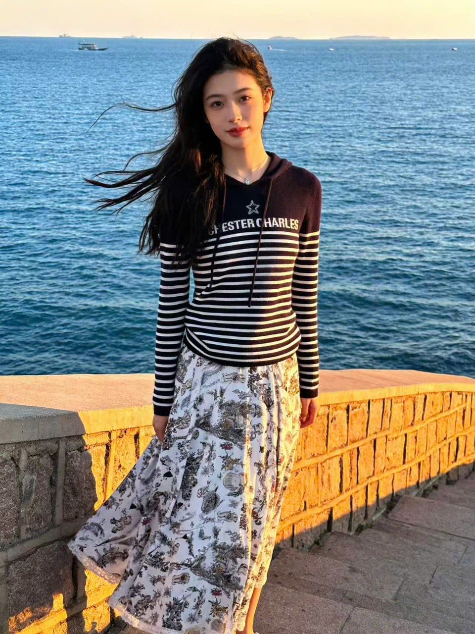  1.Chân váy trắng dài họa tiết phong cảnh 