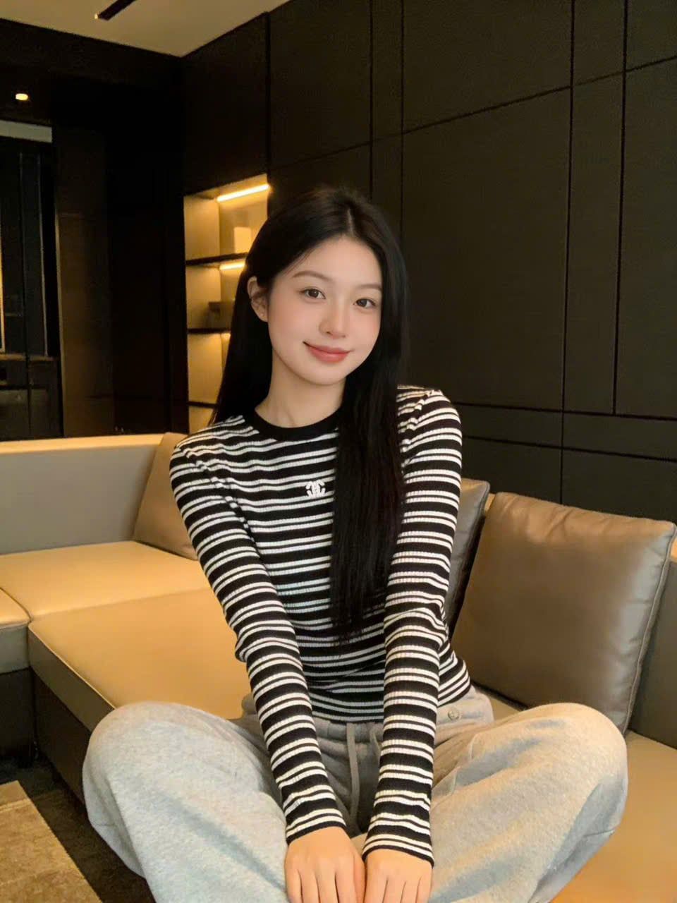  Áo dài tay kẻ đen trắng 