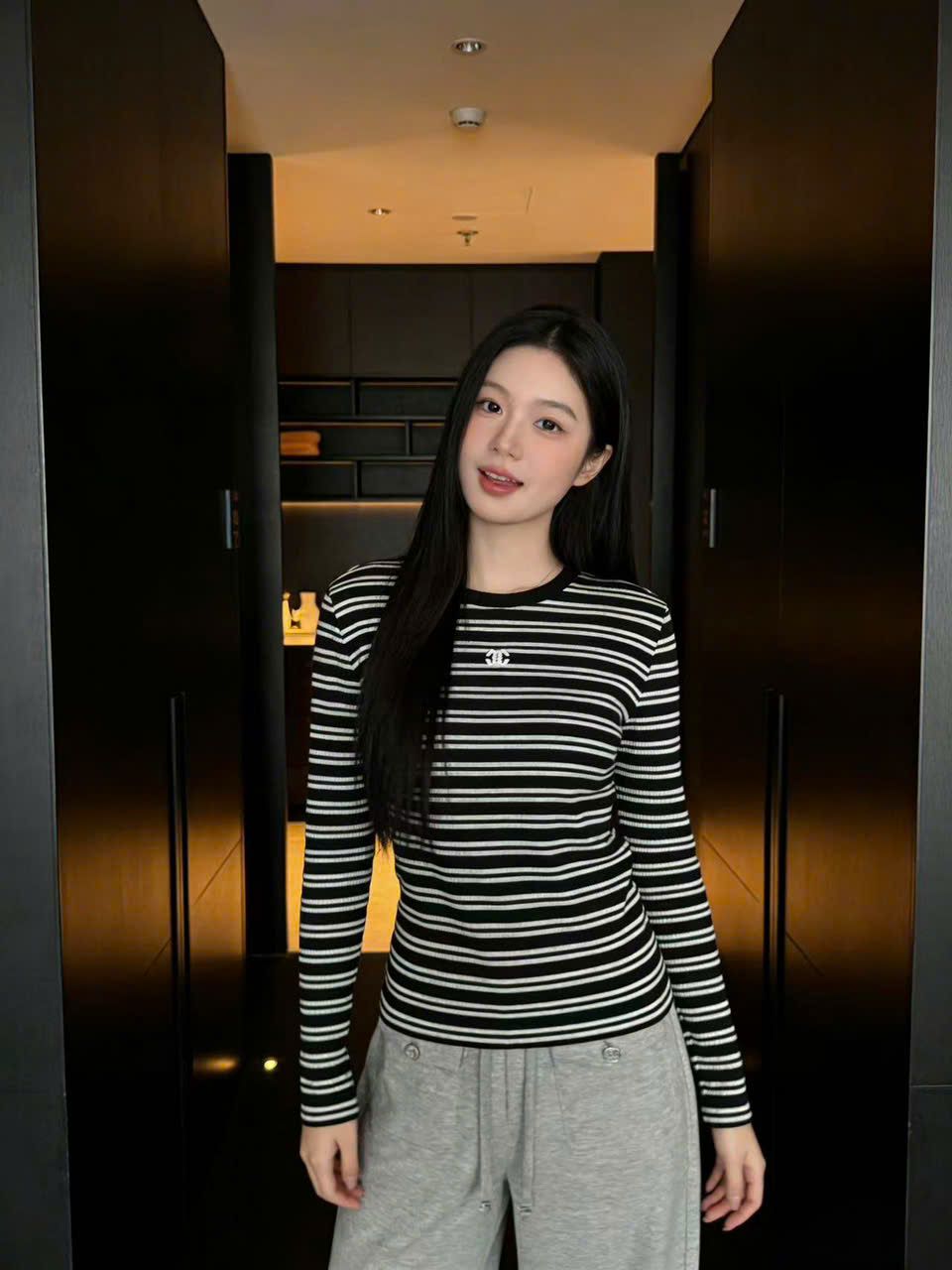  Áo dài tay kẻ đen trắng 