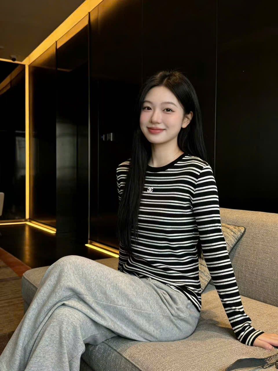  Áo dài tay kẻ đen trắng 