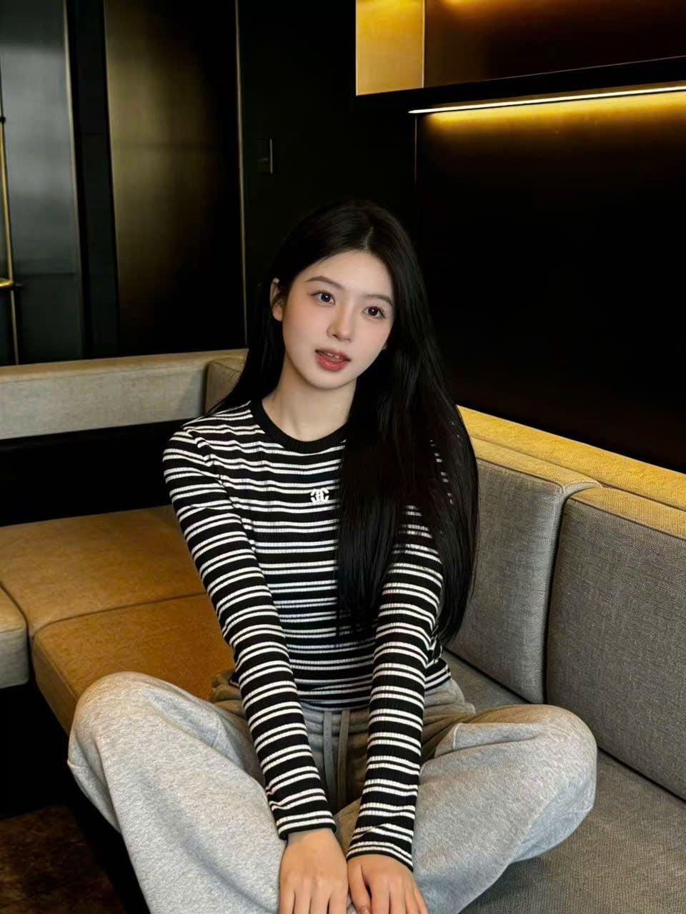  Áo dài tay kẻ đen trắng 