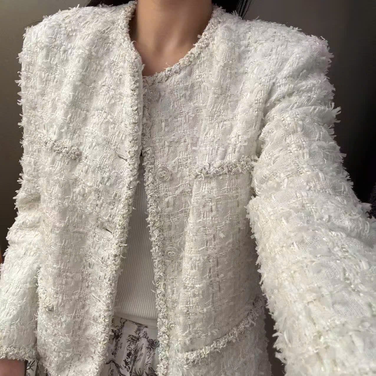  1.Áo tweed trắng viền đính ngọc 