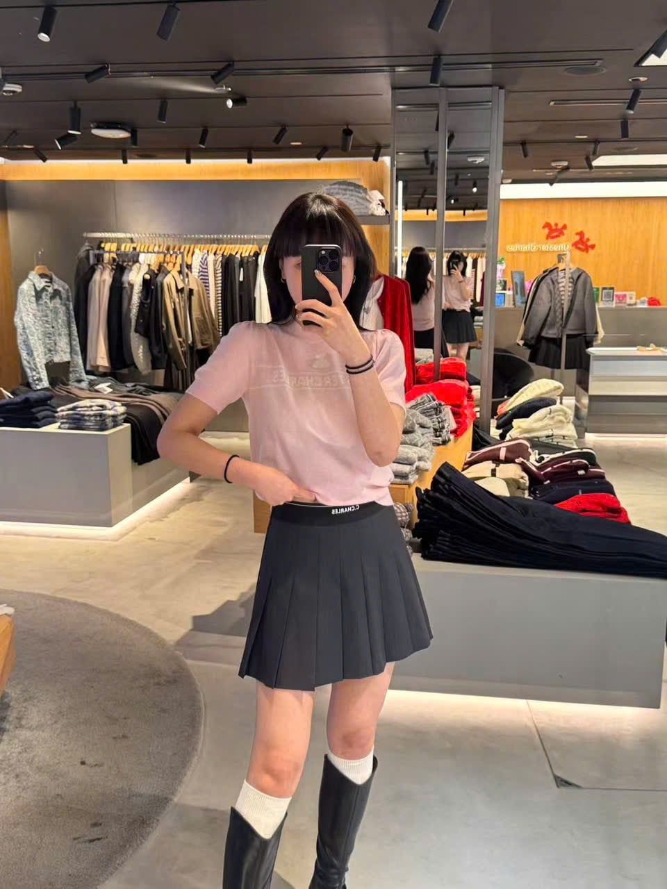  1.Áo len hồng ngắn tay,logo chữ trắng ngực 