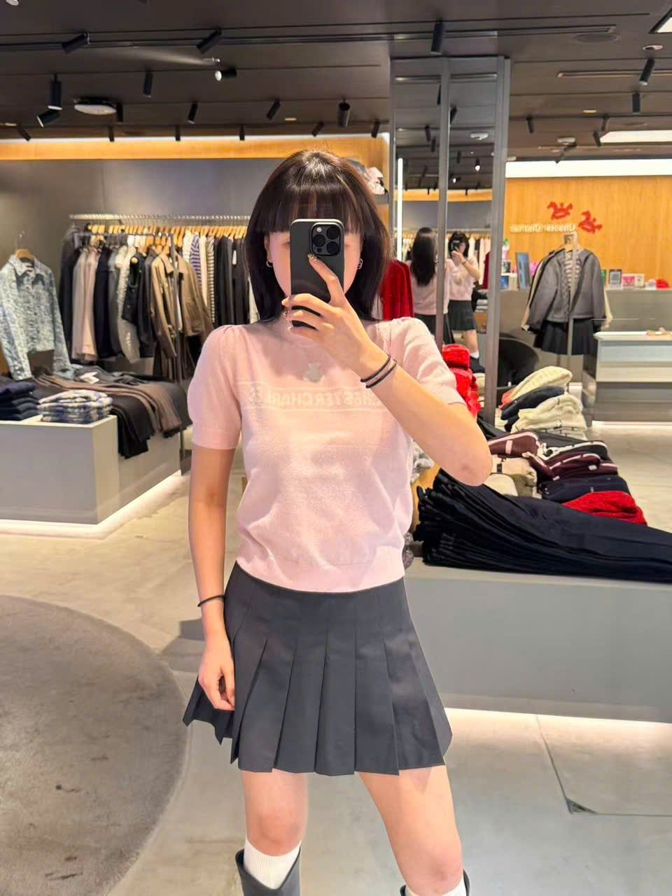  1.Áo len hồng ngắn tay,logo chữ trắng ngực 