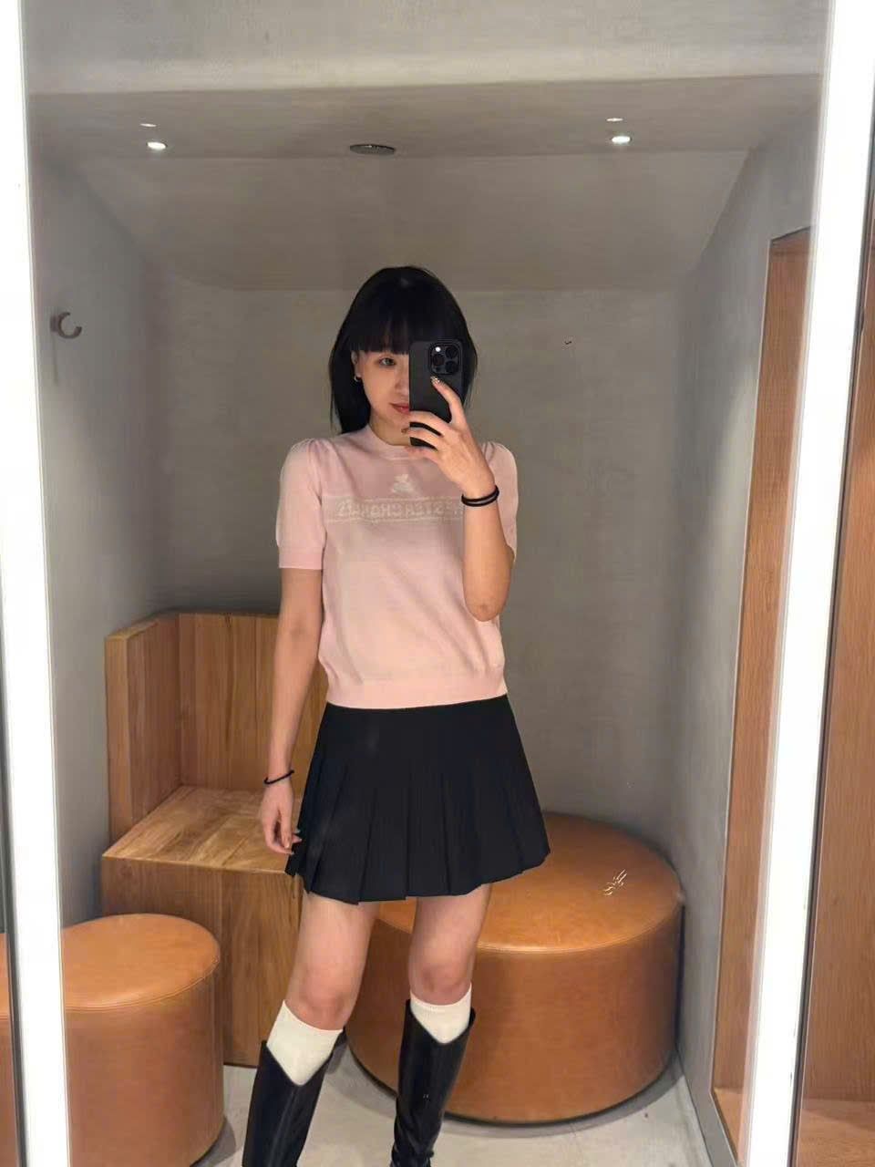  1.Áo len hồng ngắn tay,logo chữ trắng ngực 