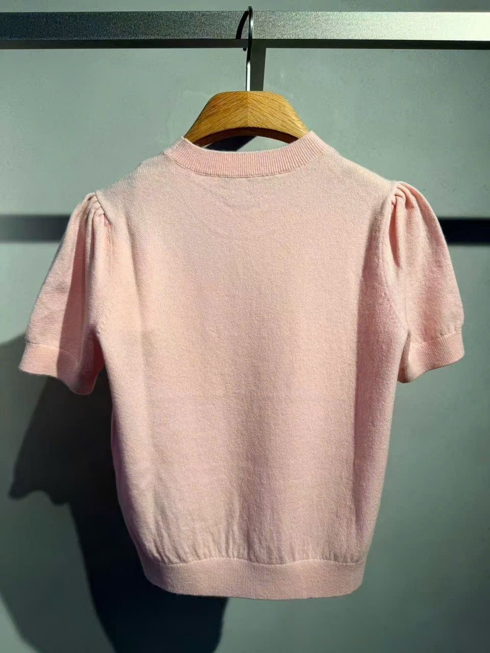  1.Áo len hồng ngắn tay,logo chữ trắng ngực 