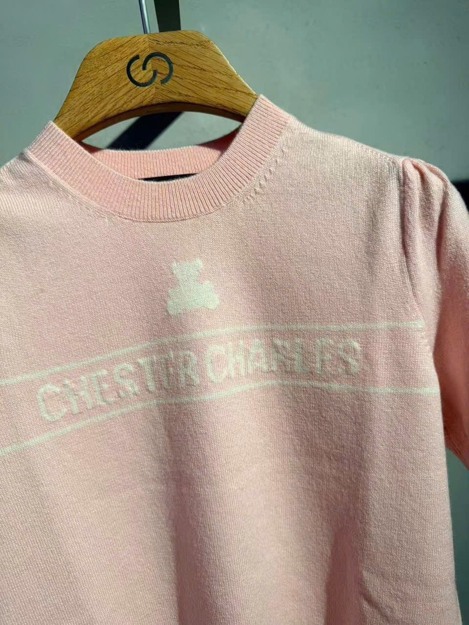  1.Áo len hồng ngắn tay,logo chữ trắng ngực 