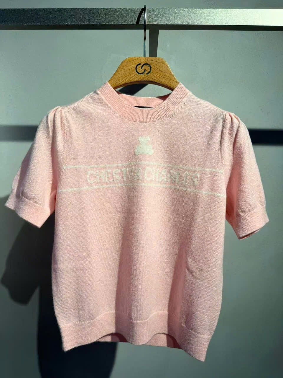  1.Áo len hồng ngắn tay,logo chữ trắng ngực 