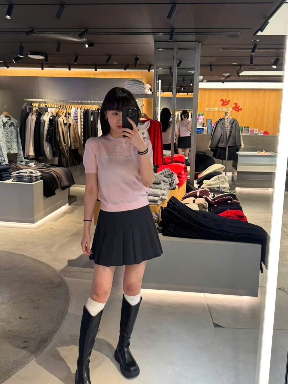  1.Áo len hồng ngắn tay,logo chữ trắng ngực 