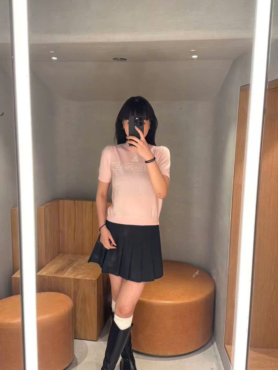  1.Áo len hồng ngắn tay,logo chữ trắng ngực 