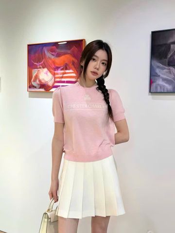  1.Áo len hồng ngắn tay,logo chữ trắng ngực 