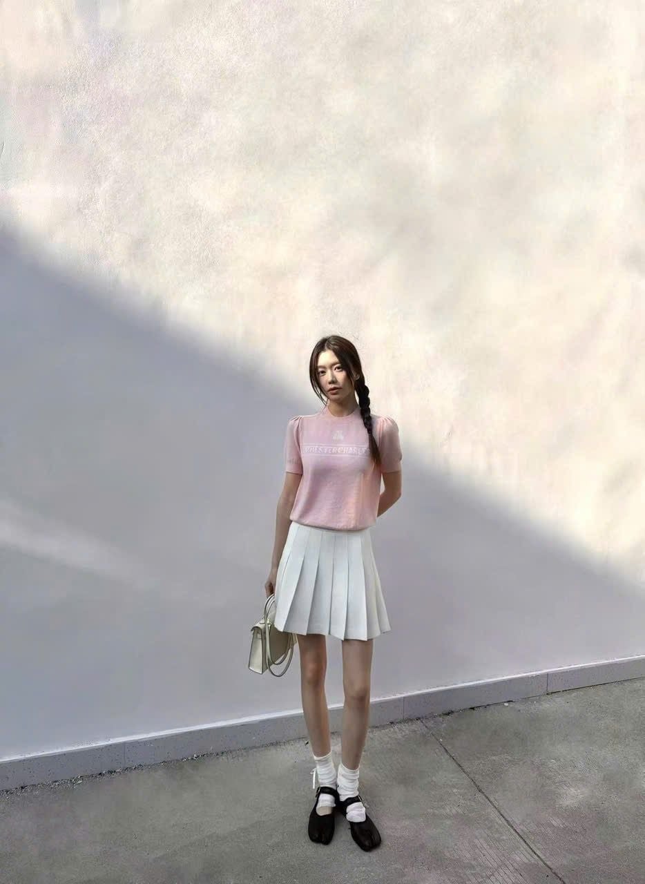  1.Áo len hồng ngắn tay,logo chữ trắng ngực 