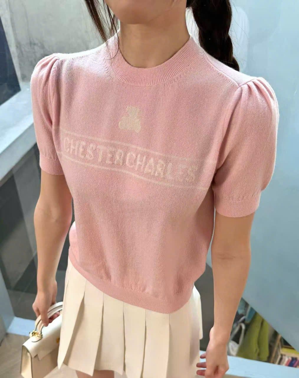  1.Áo len hồng ngắn tay,logo chữ trắng ngực 